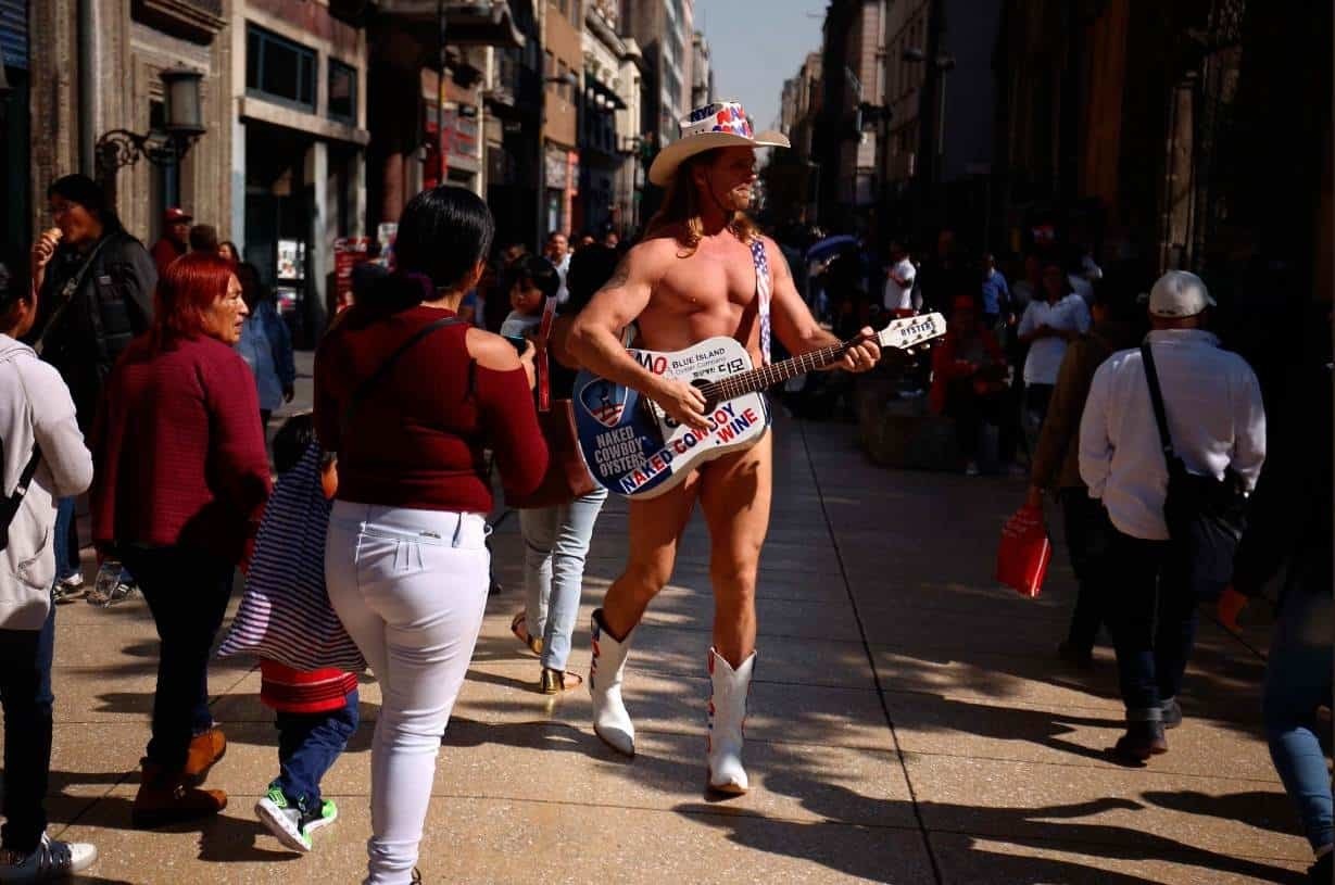 Vaquero desnudo roba miradas en Centro Histórico