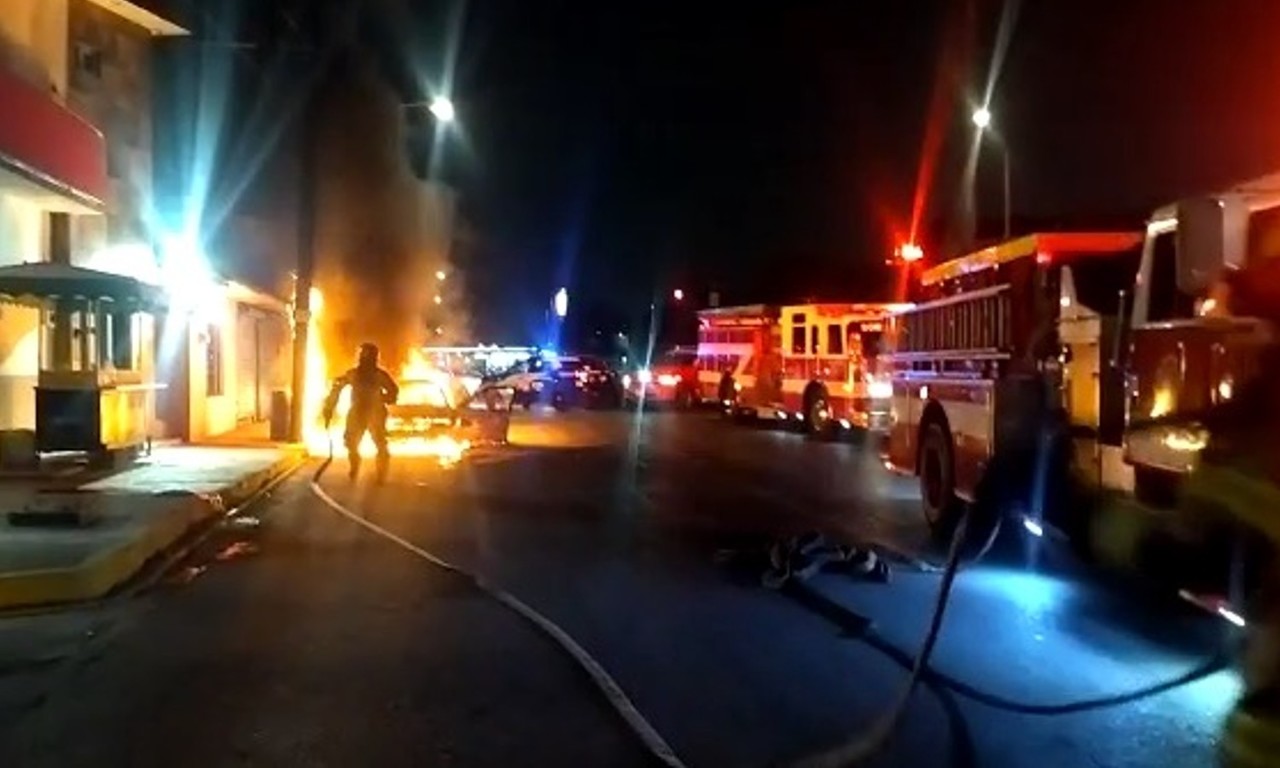 Auto Se Incendia En Colonia Pedro Lozano Monterrey