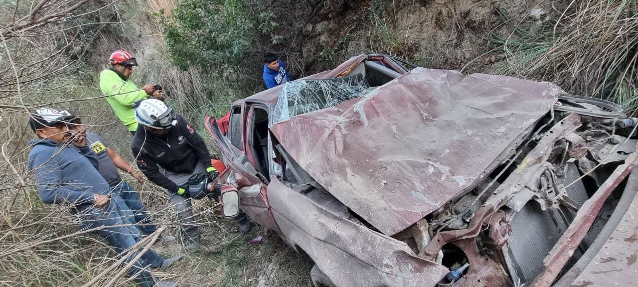 Se desbarranca vehículo en Galeana cae 18 metros