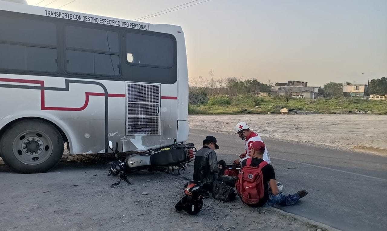 Choca motociclista con camión que da vuelta prohibida