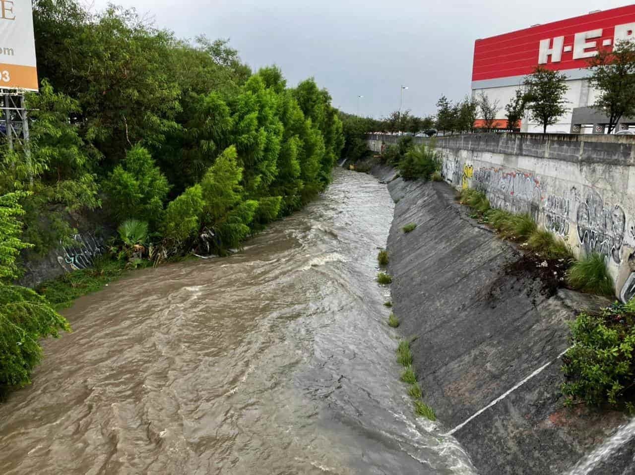 Cuidado Fuerte Corriente En El Arroyo Seco Al Sur De Monterrey