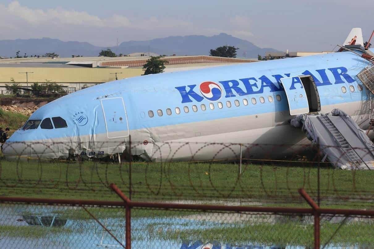 VIDEO Avión de Korean Air se sale de pista al aterrizar en Filipinas