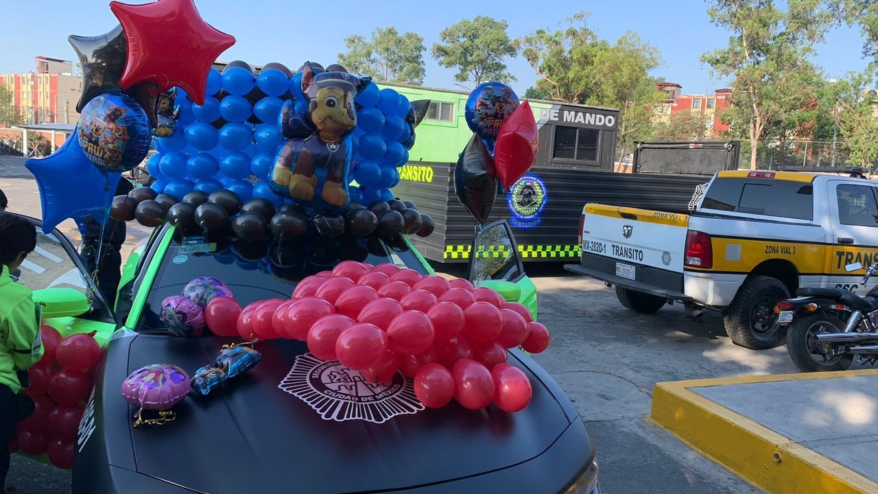 Policías de tránsito festejan a niñas y niños en su día en el parque