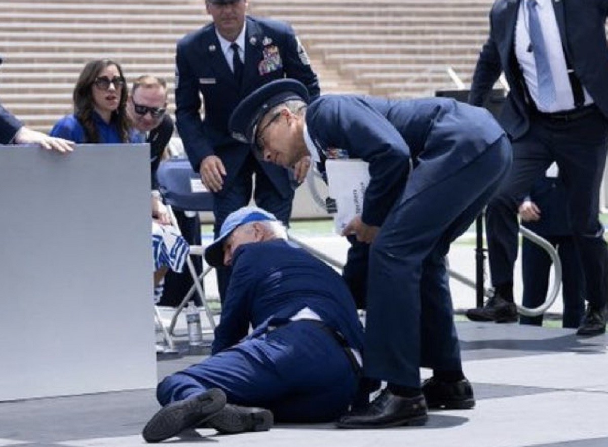 VIDEO Se cae Joe Biden en ceremonia de graduación de la U S Airforce