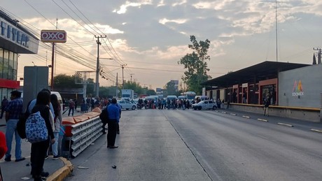 Bloquean Vecinos La Avenida L Pez Portillo Por Falta De Agua En