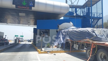 Choca tráiler sin frenos contra caseta de cobro de autopista en Santa