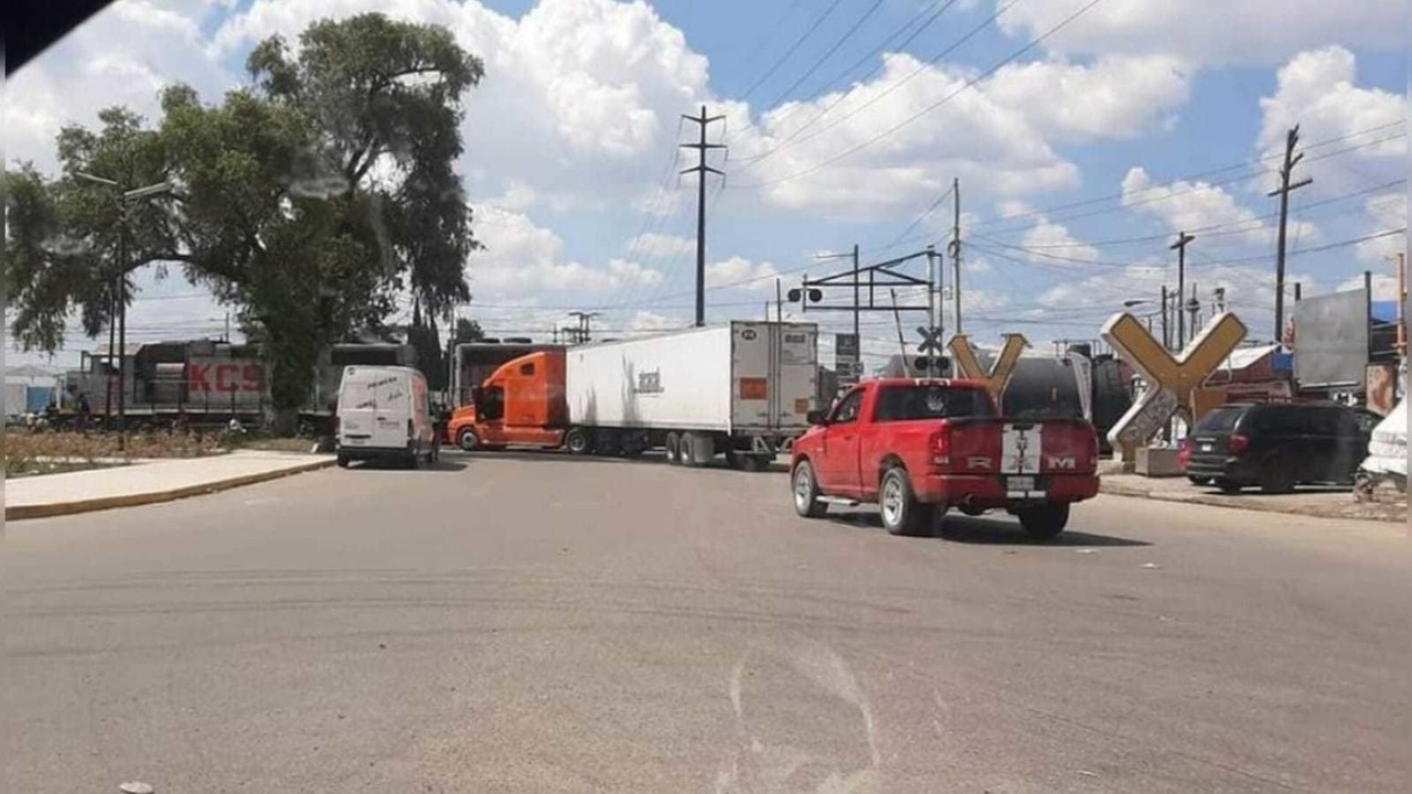 Se lo lleva el tren tráiler pierde la carrera en San Mateo Atenco