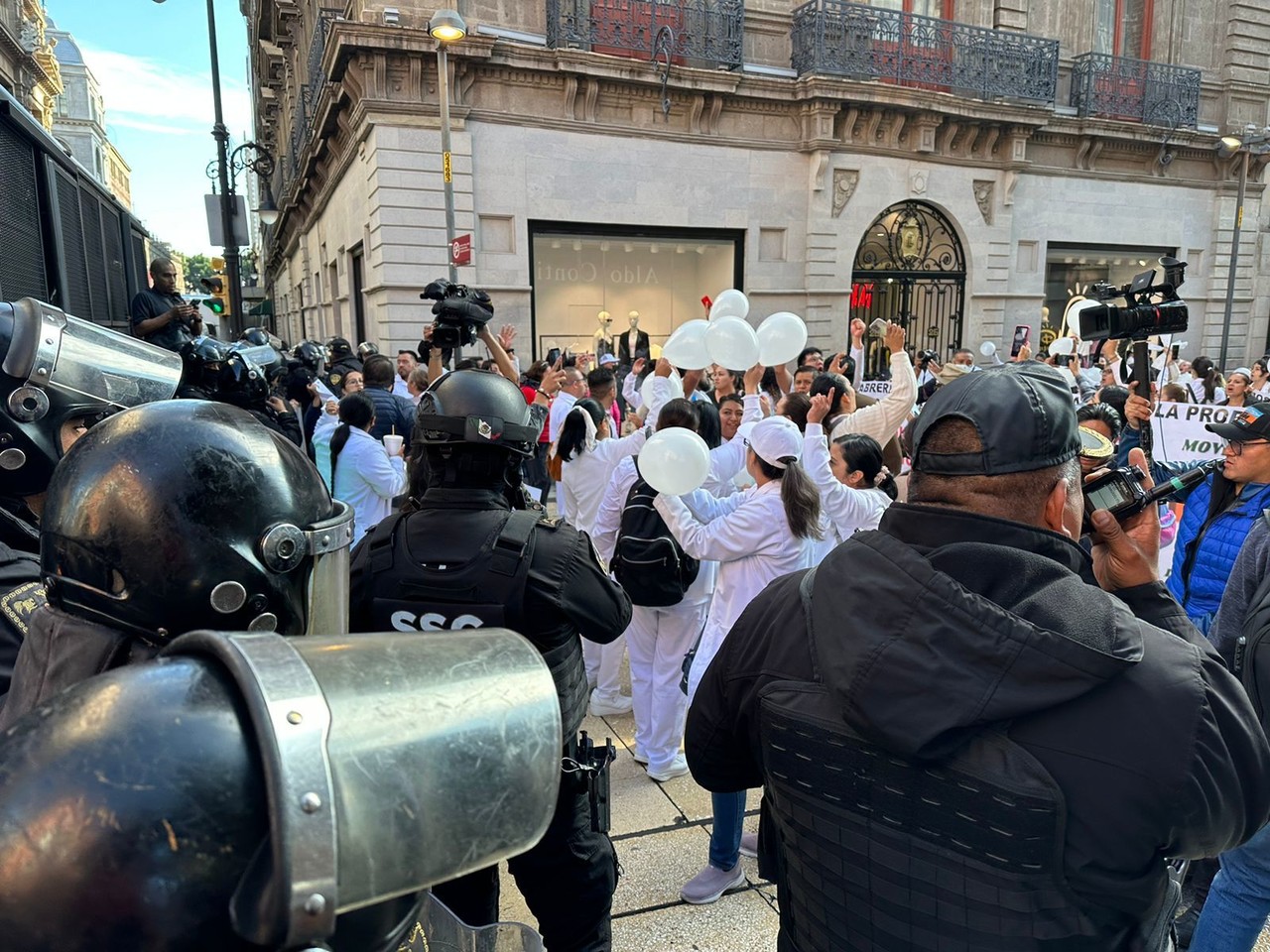 M Dicos Irrumpen En Z Calo Para Manifestarse Frente A Palacio Nacional