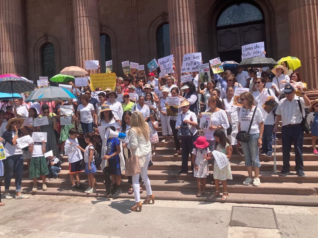 Padres De Familia Protestan En Palacio De Gobierno Por Libros De Texto