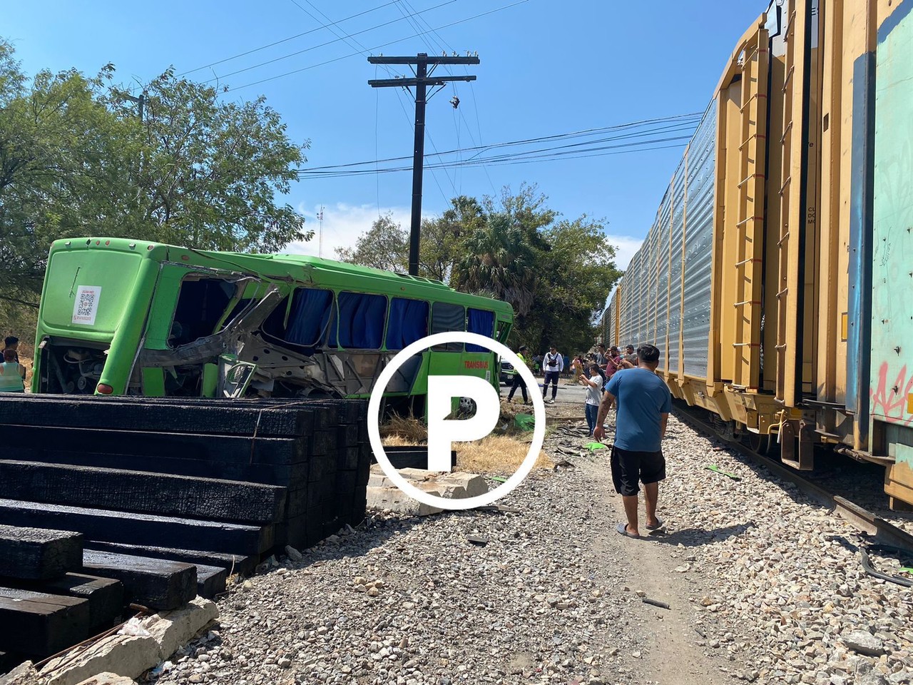 Embiste tren a camión urbano en Linares el chofer vive de milagro