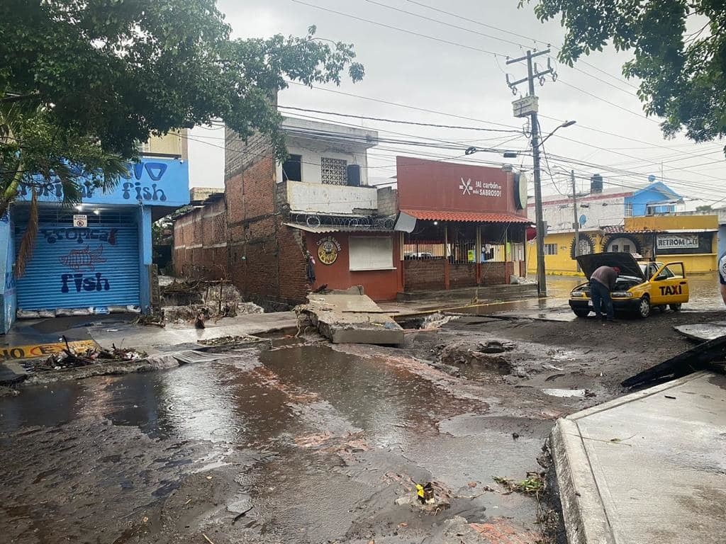 Fuertes lluvias generan un socavón en Colima taxista queda atrapado