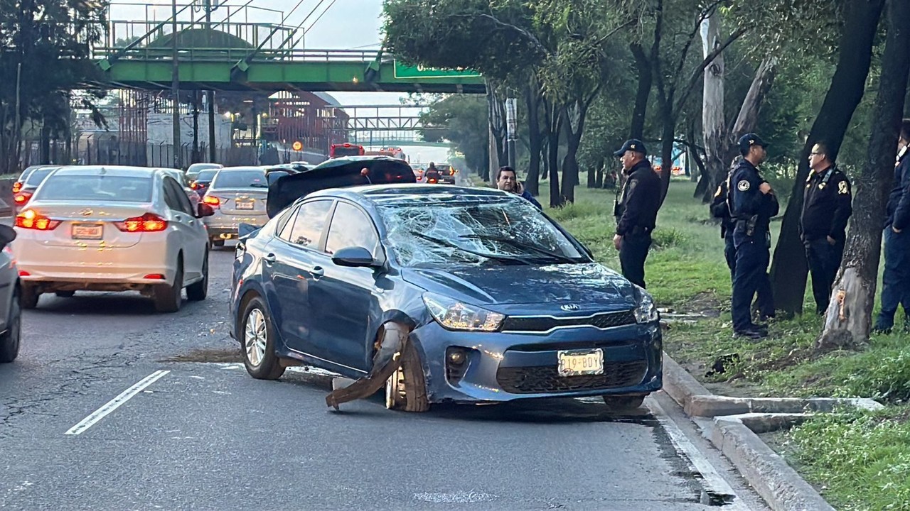 Conductor De Auto Compacto Termina Volcado Tras Ser Impactado Por Un