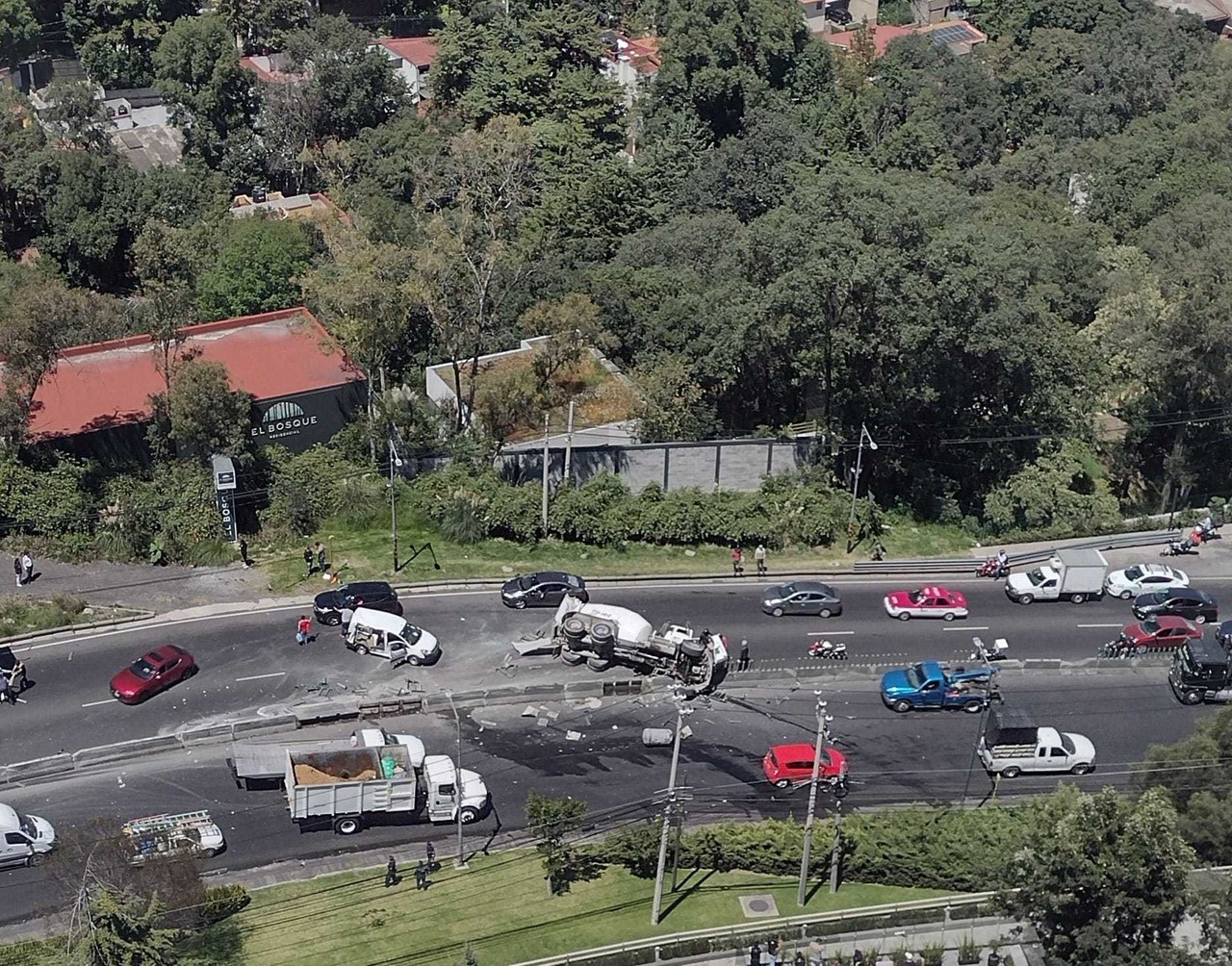 VIDEO Colapsa vialidad por volcadura de revolvedora en la México Toluca