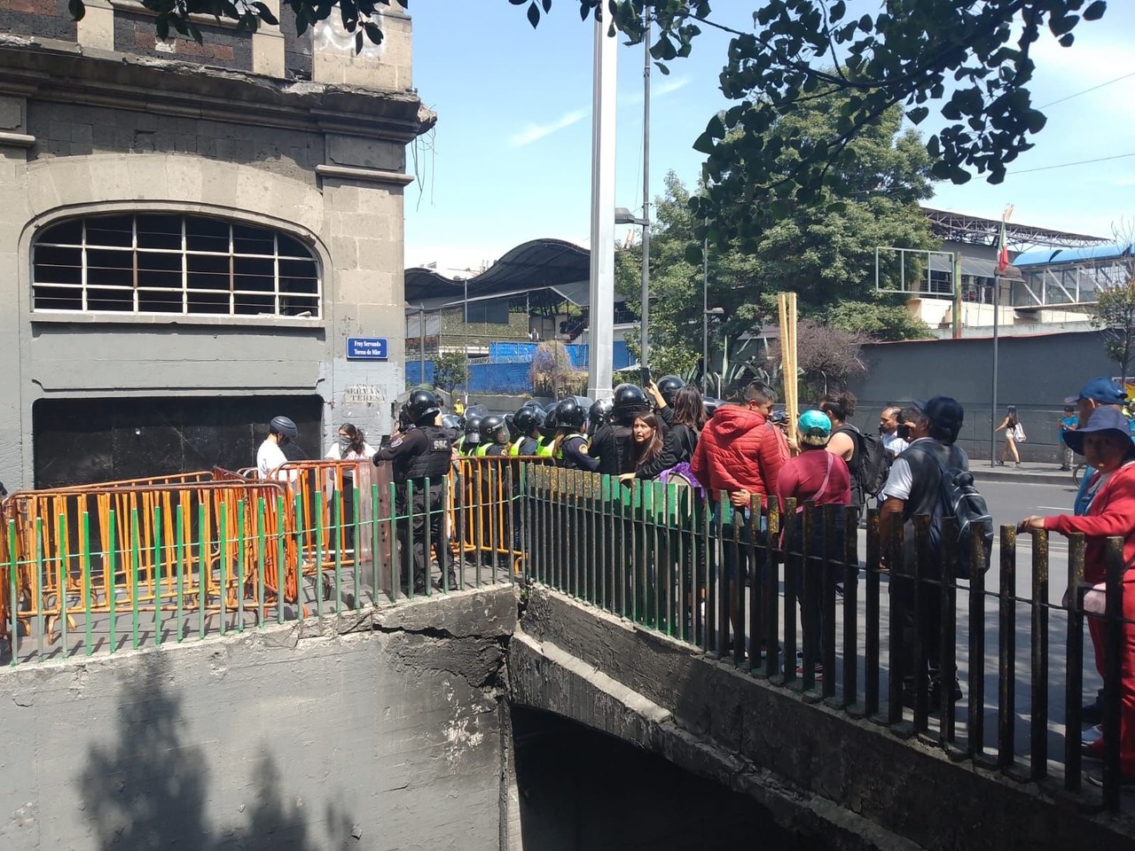 Manifestantes Enfrentan A Polic As Intentan Tomar La Sria De Pueblos Y