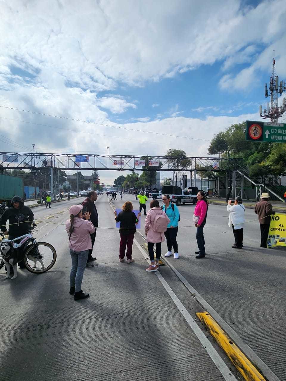 Vecinos De La GAM Exigen Cierre De Crematorio Y Bloquean La Calzada