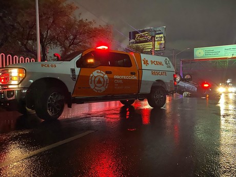 Vuelca Camioneta Tras Ir A Exceso De Velocidad En La Avenida Miguel