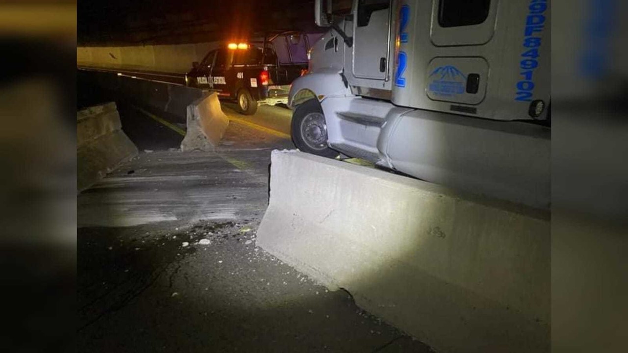 Impacta en muro de contención un tráiler en la Supercarretera POSTA