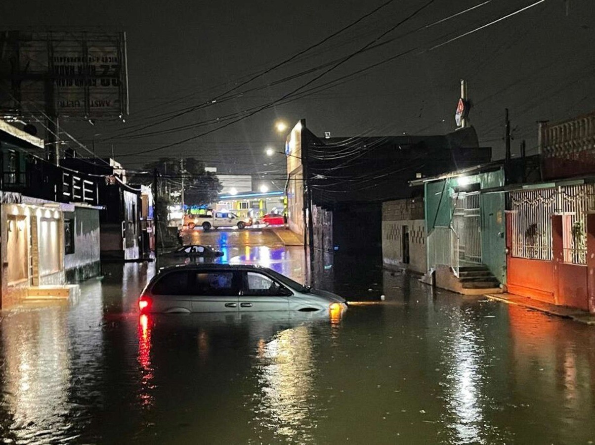 Lluvias Inundan Canc N Y Dejan Veh Culos Varados