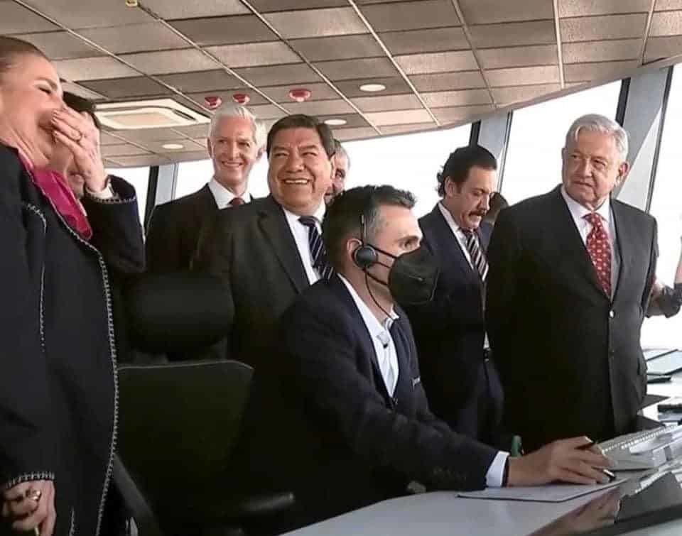 Gutiérrez Müller bromea en AIFA; usa frase de Peña Nieto