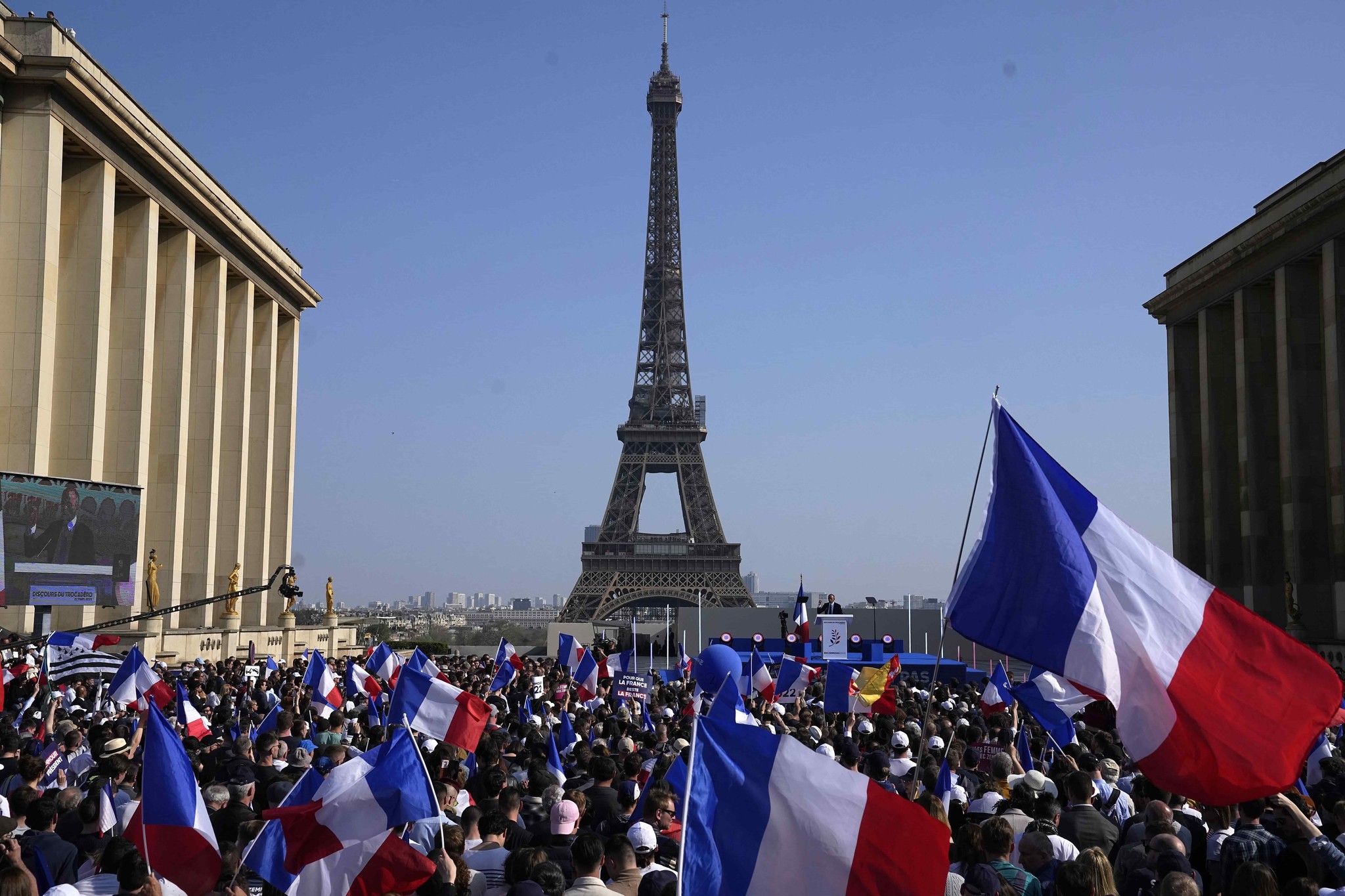 Arranca la campaña francesa; Macron critica a rival