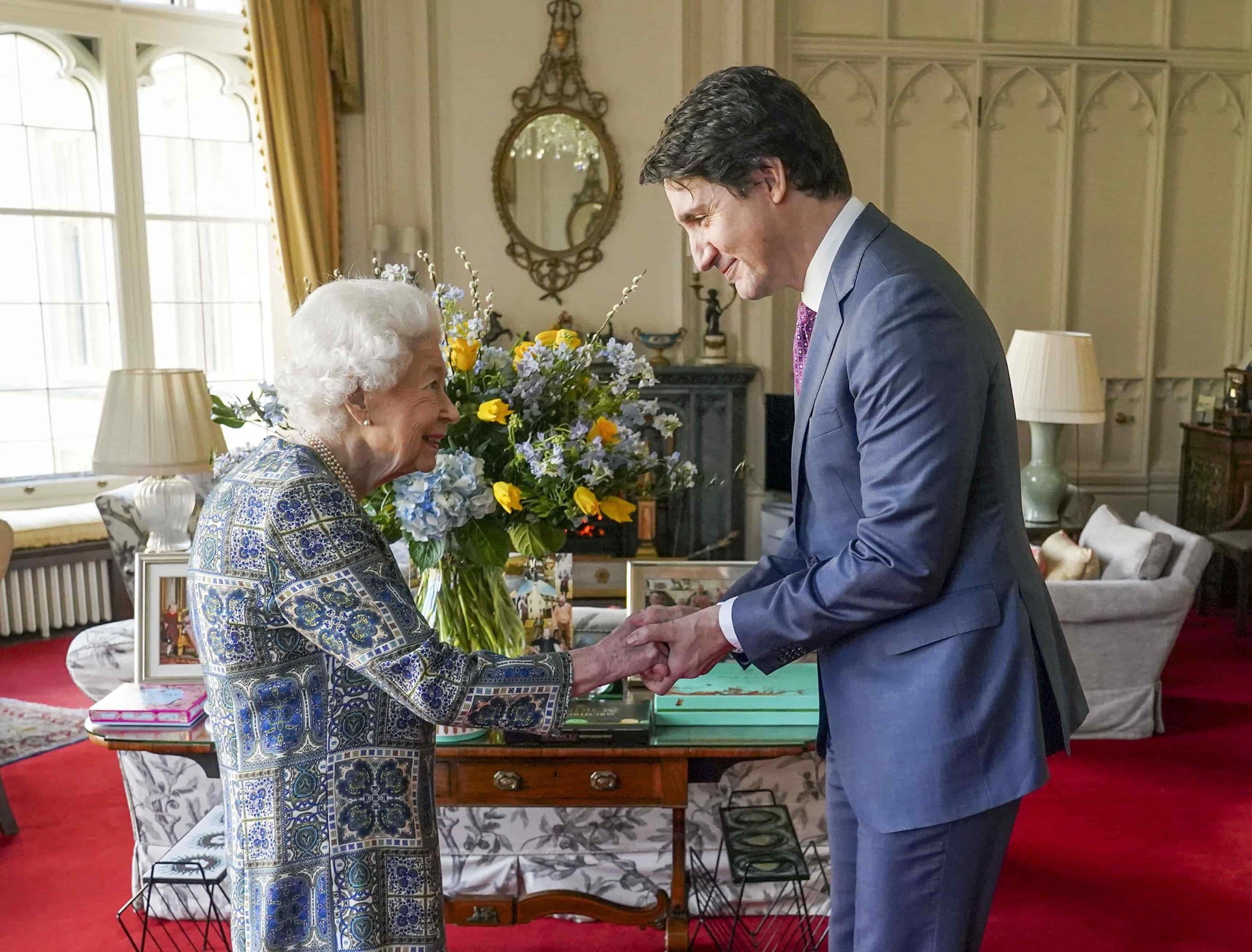 La reina Isabel II recibe a Trudeau tras superar el Covid