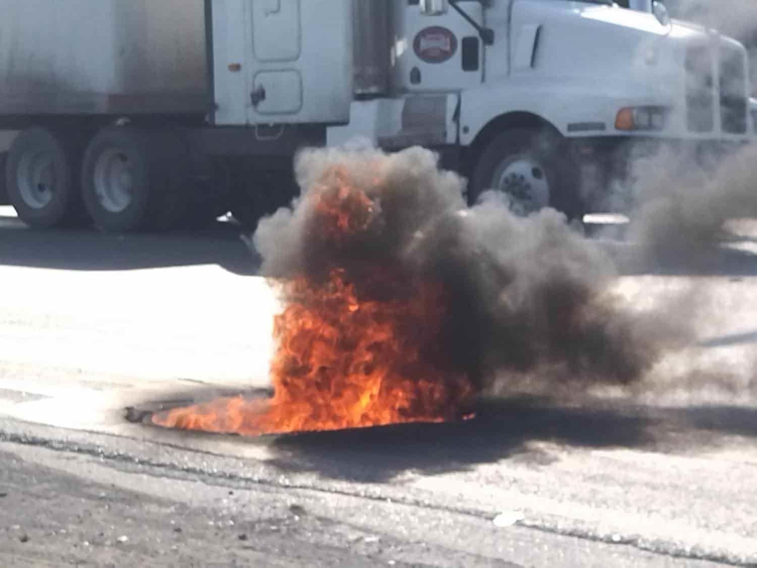 Incendio en carretera Laredo causa peligro a conductores