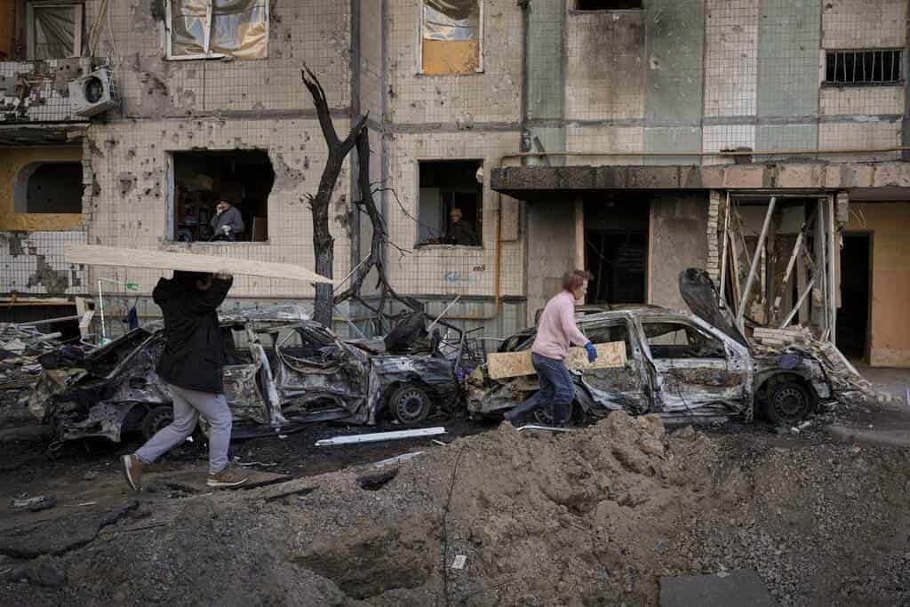 Ucrania retoma suburbio de Kiev; continúan ataques