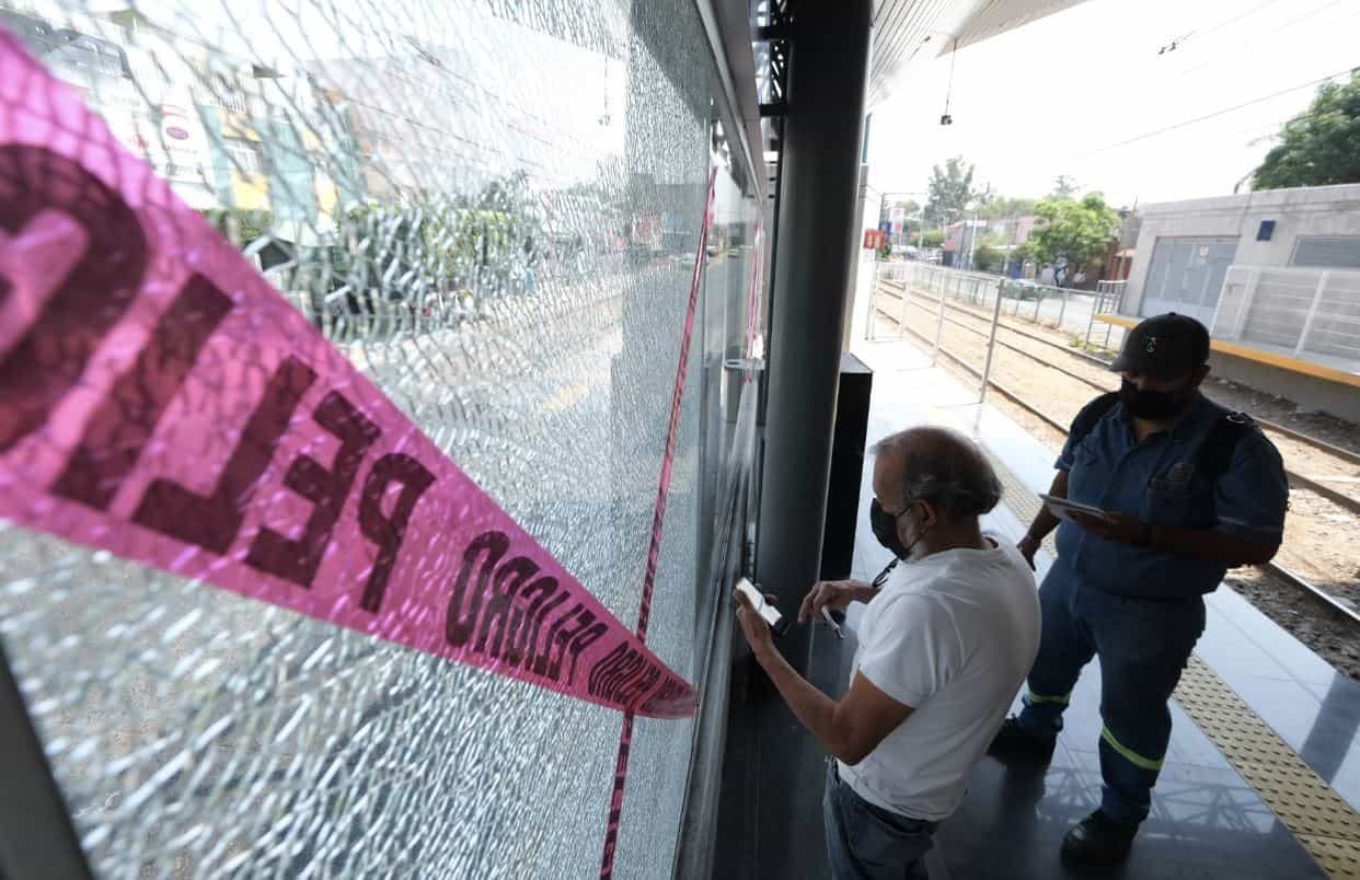 Sustituyen cristales vandalizados en Línea 1 de Mi Tren