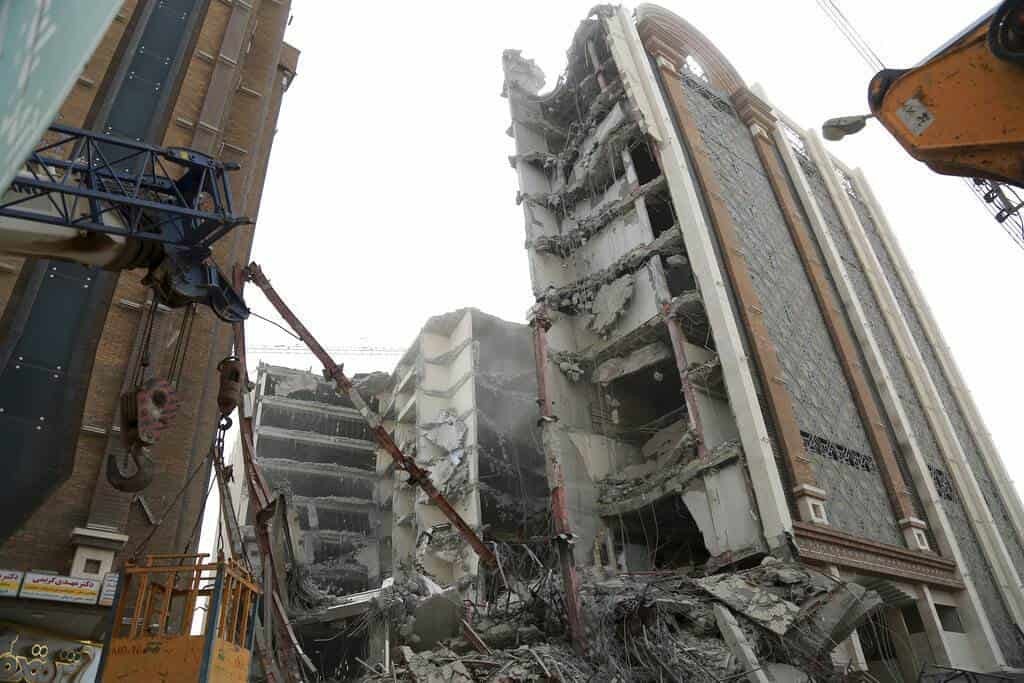 Derrumbe de un edificio en Irán deja 11 muertos