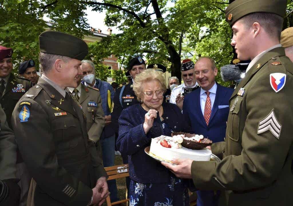 Le devuelven pastel a italiana después de 77 años