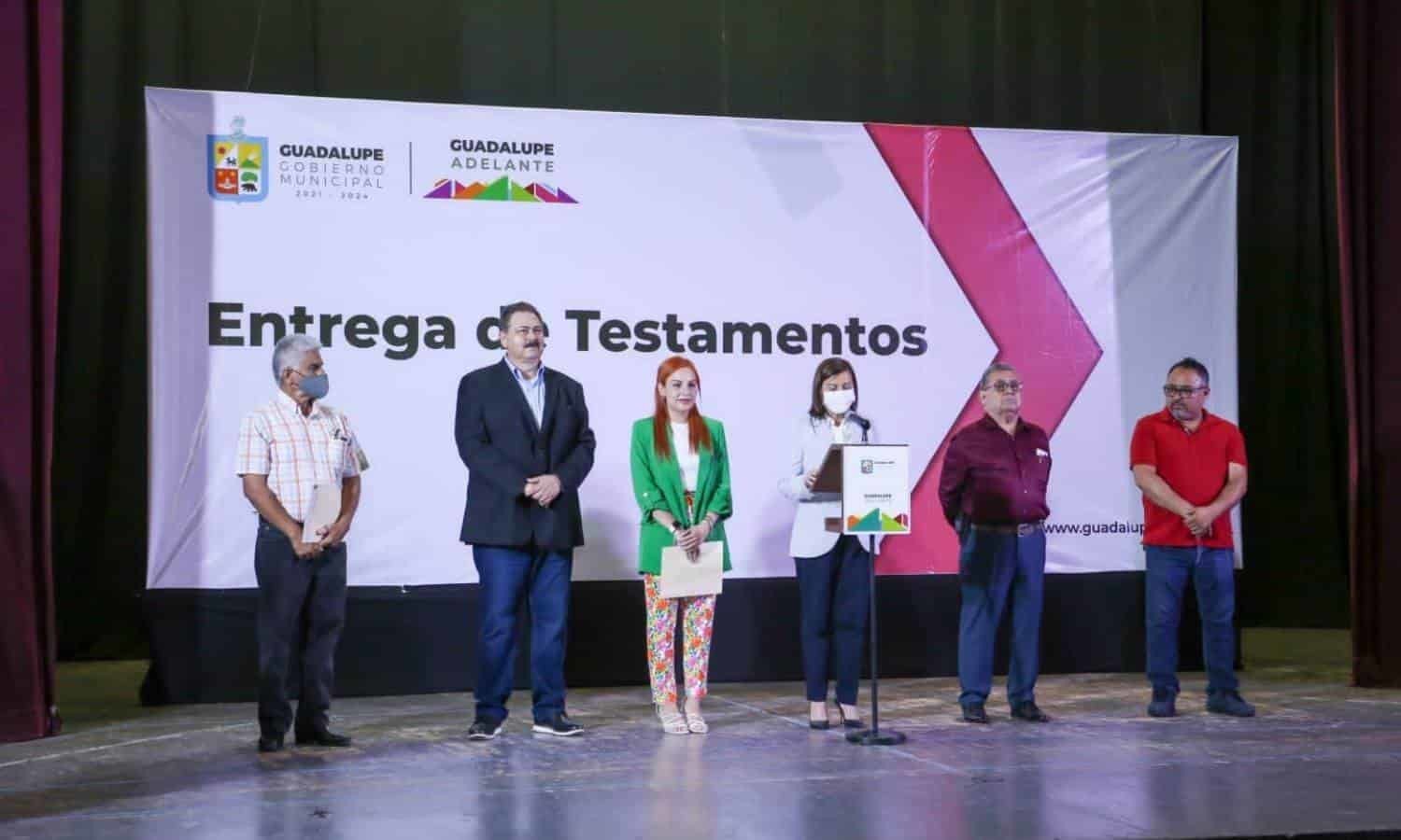 Entrega Alcaldesa de Guadalupe 200 testamentos gratuitos