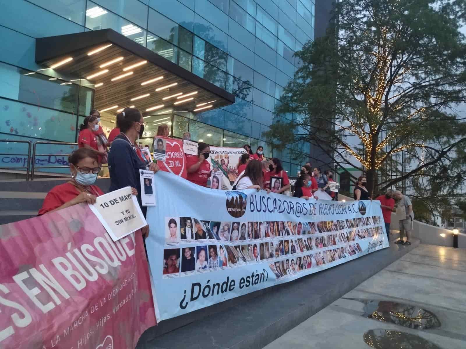 Se manifiestan madres frente a Fiscalía de Nuevo León