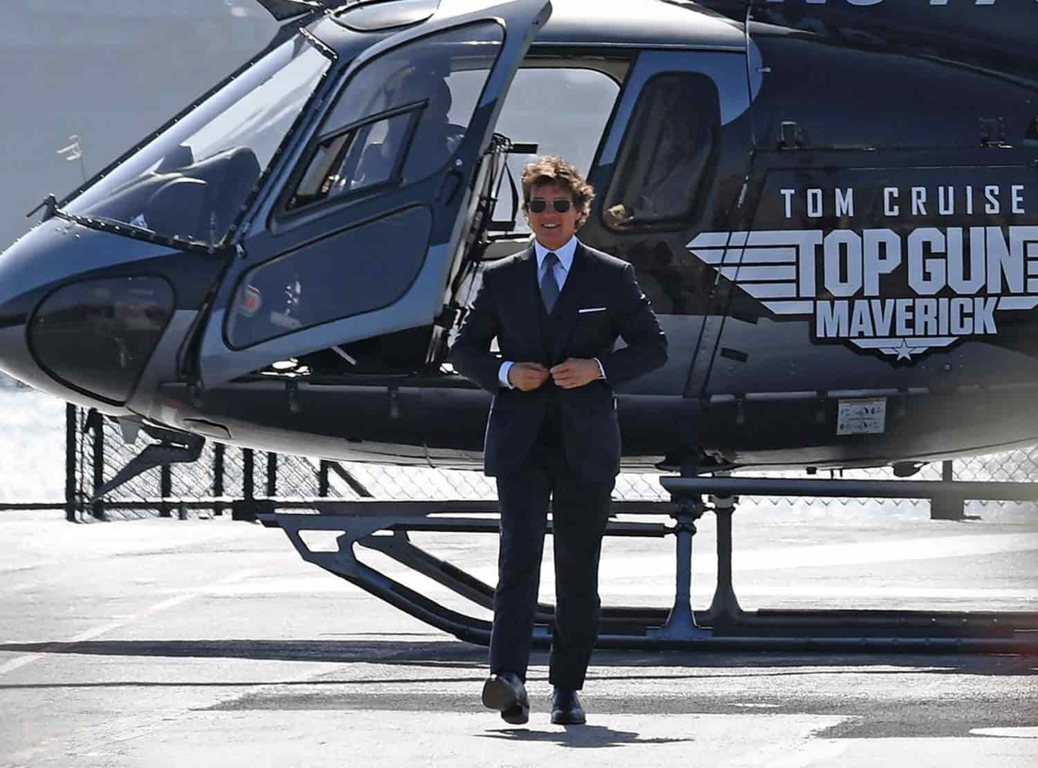 Tom Cruise llega en helicóptero al estreno de Top Gun 2