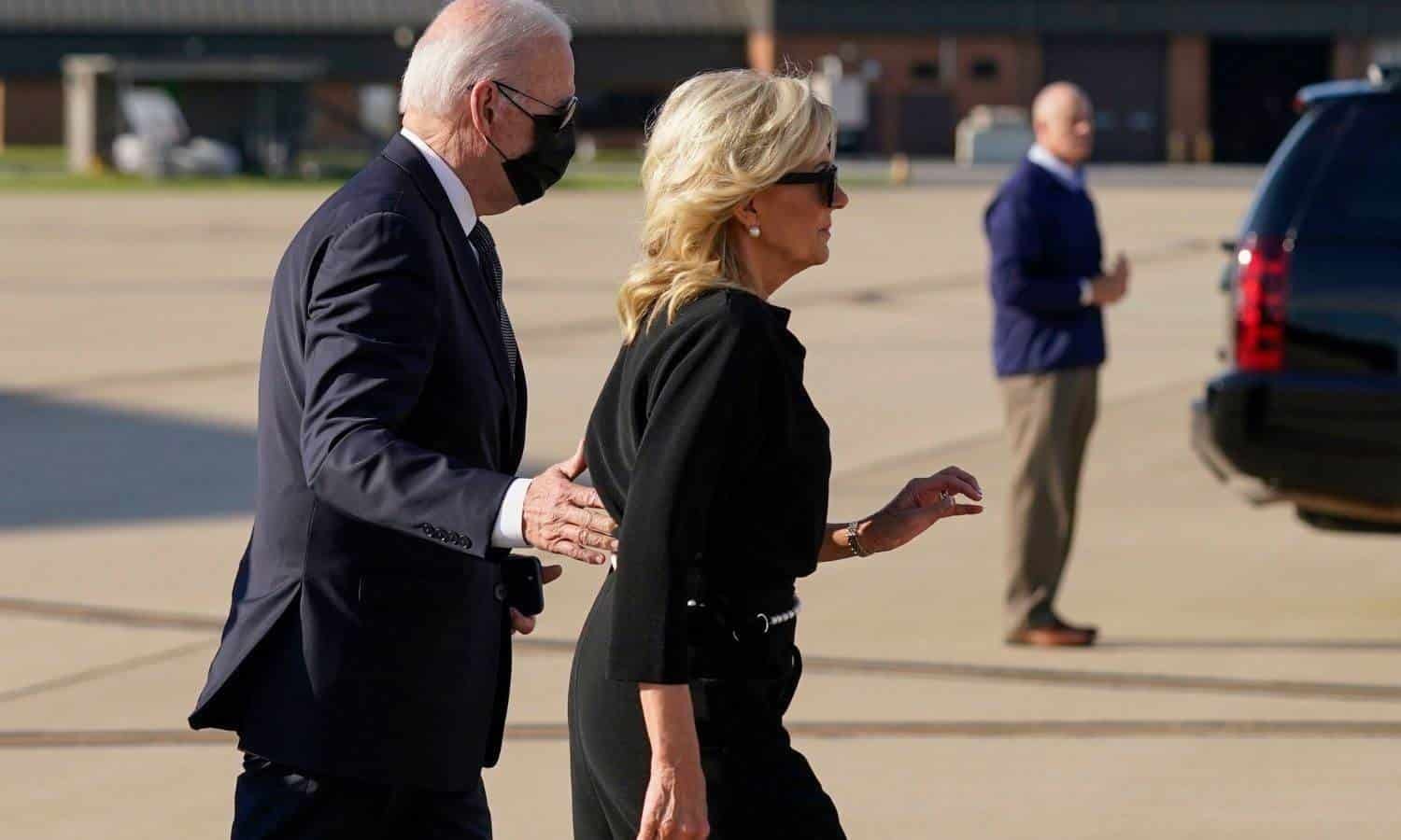 Biden visita Texas para consolar a familias