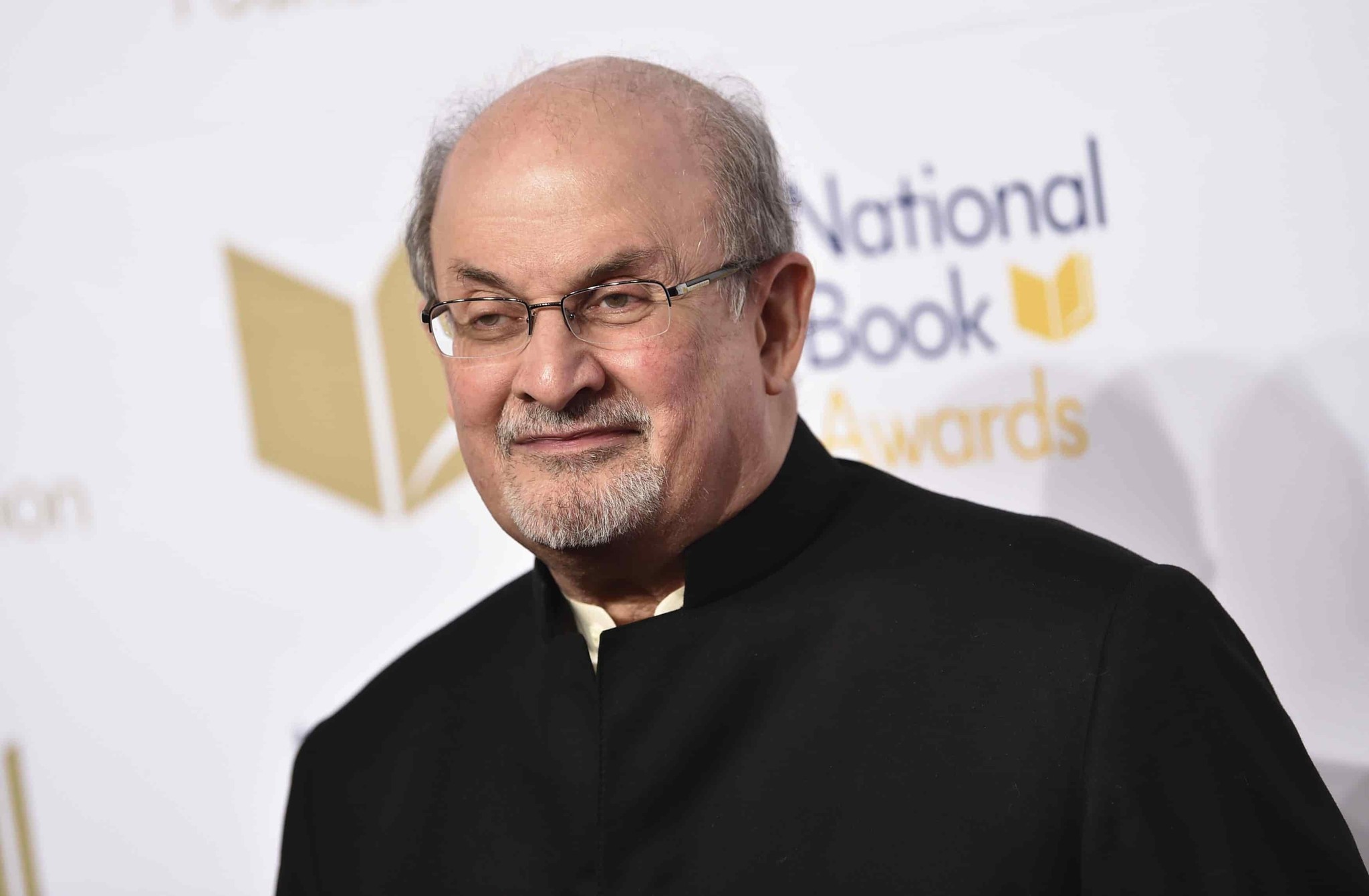 Confirman recuperación de Salman Rushdie