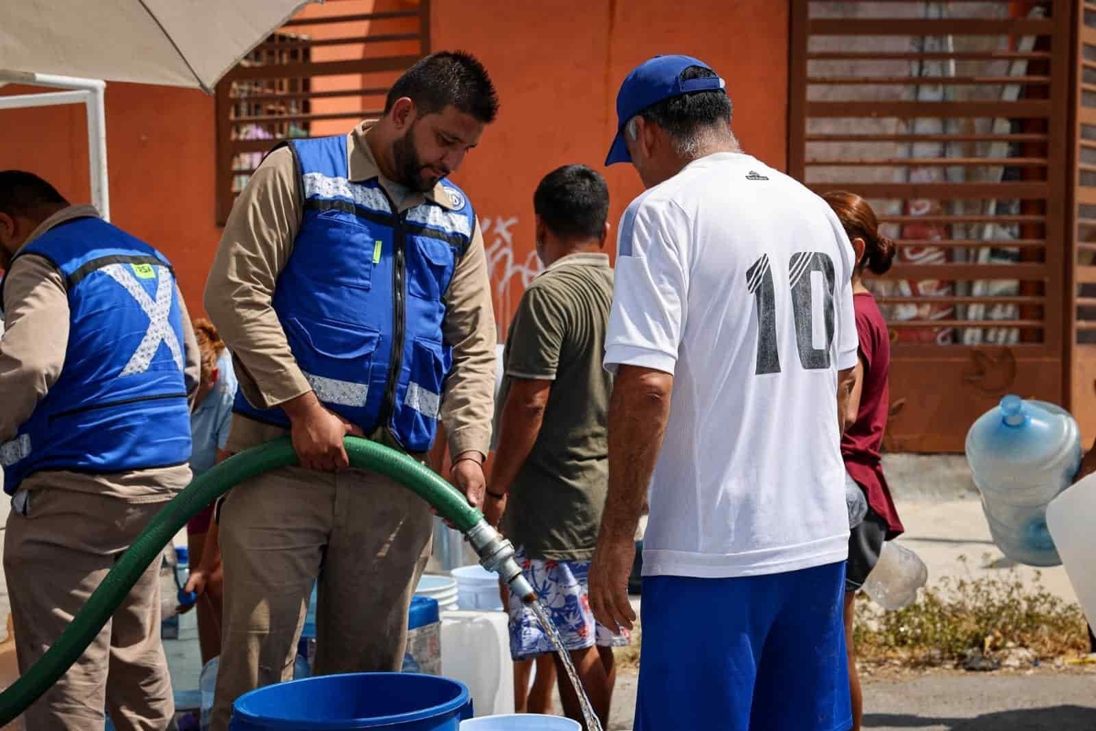 Benefician con reparto de agua a 15 municipios de Nuevo León
