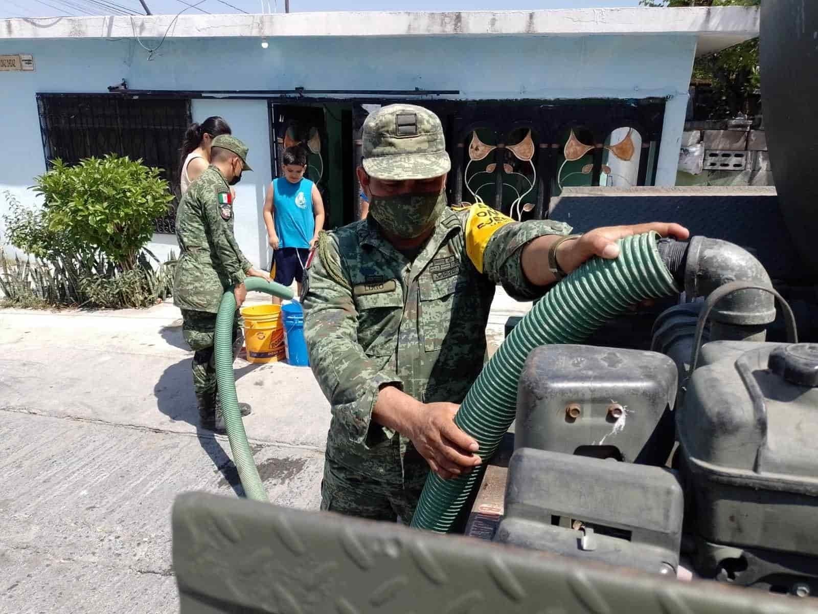 Militares llevan agua a colonia Croc de Monterrey