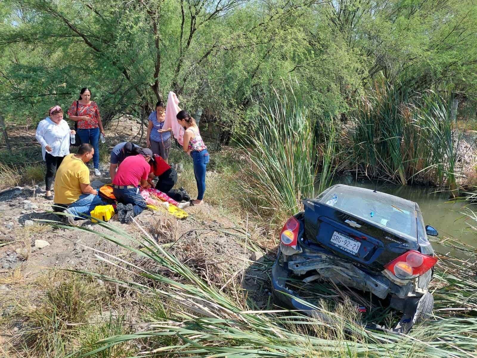 Niña y familiares caen en zanja en carretera a Reynosa