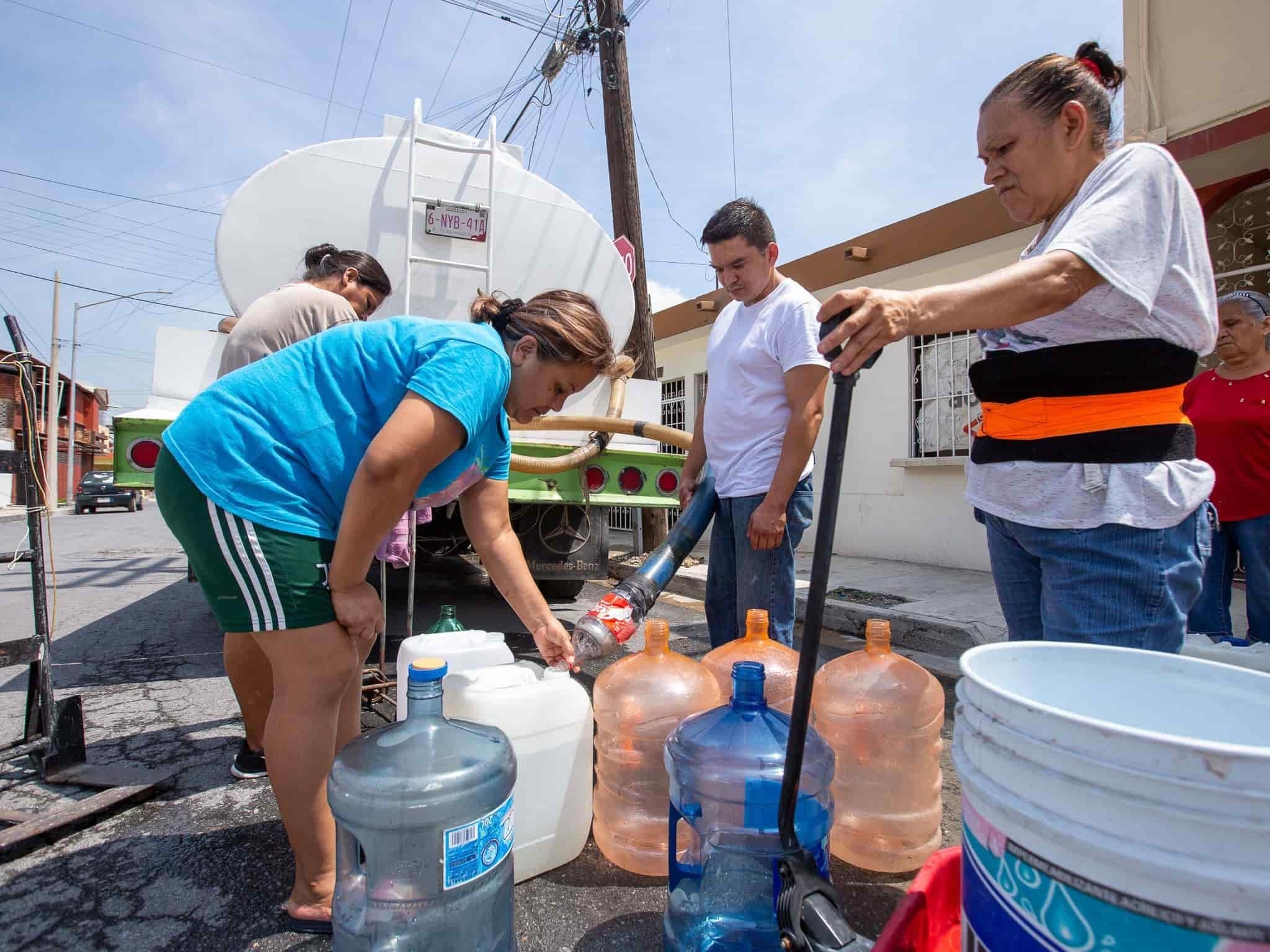 Llevan agua a casi 300 mil personas en Monterrey