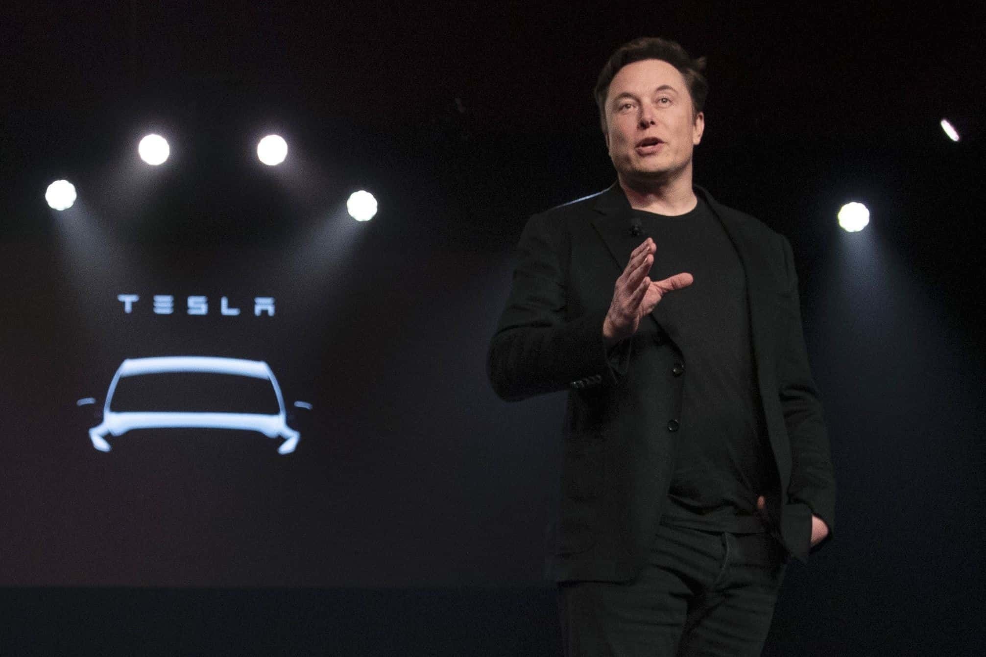 Musk vende casi 7,000 millones en acciones de Tesla