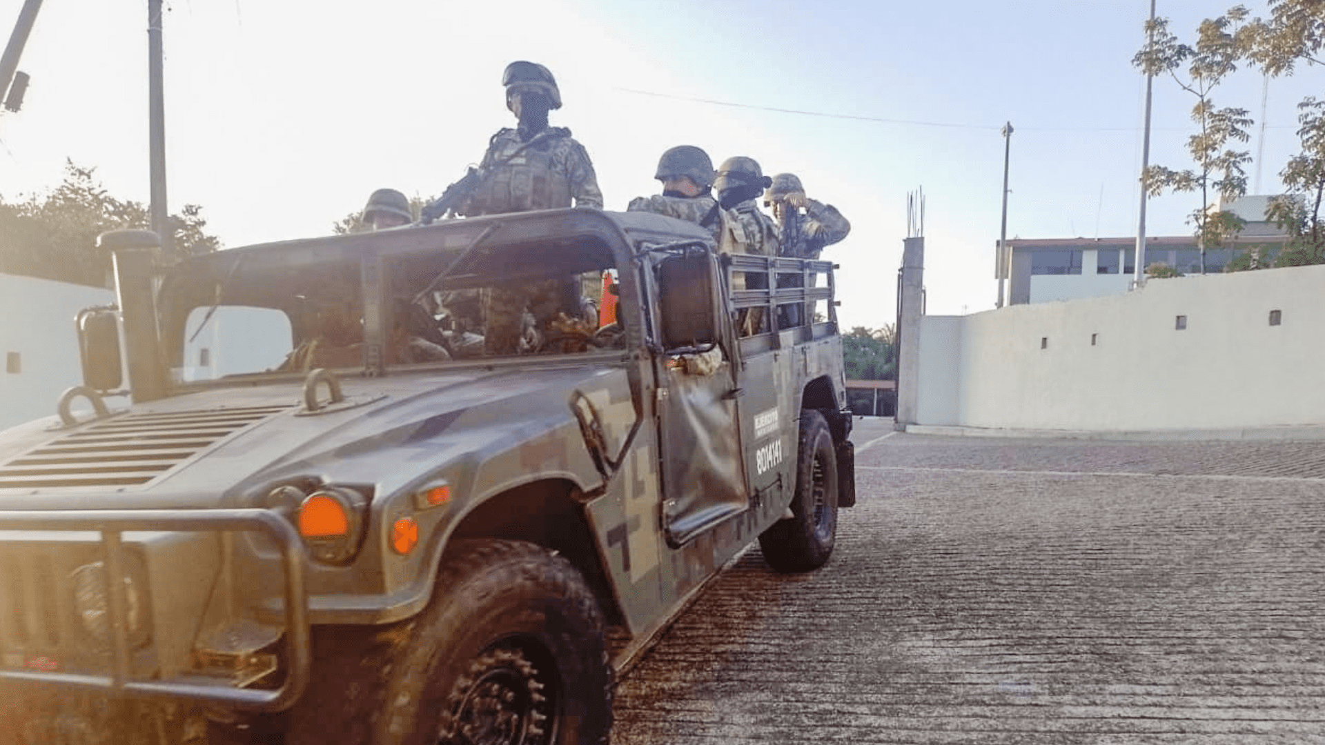 AMLO respalda que los militares sigan en las calles
