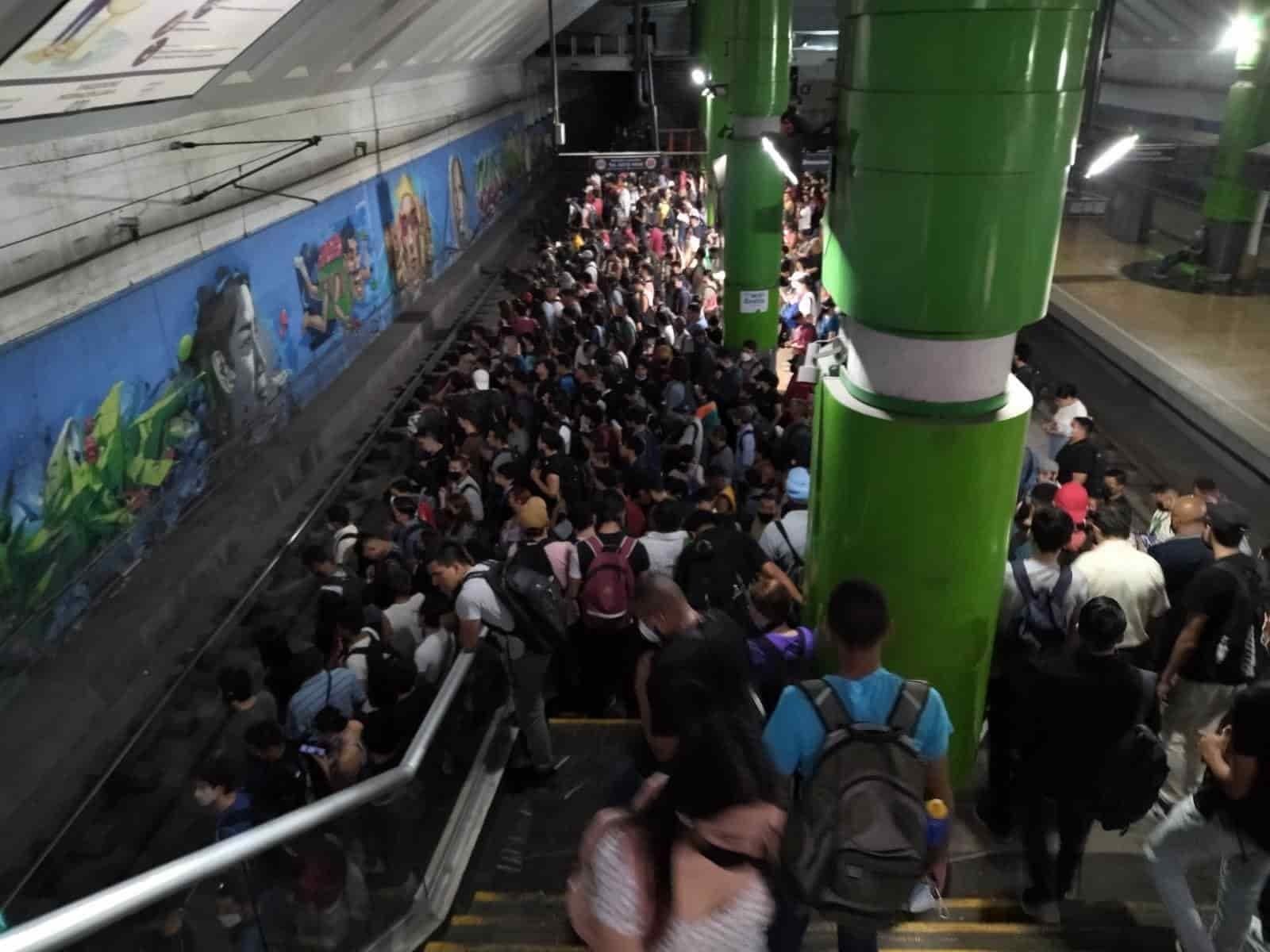Continúan abarrotadas estaciones del Metro