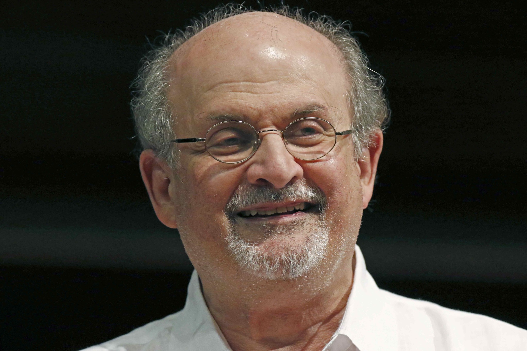 Declaran inocente al agresor de Salman Rushdie