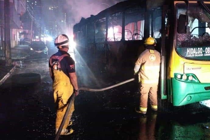 Unidad de Ruta 128 se incendia en el centro de Monterrey