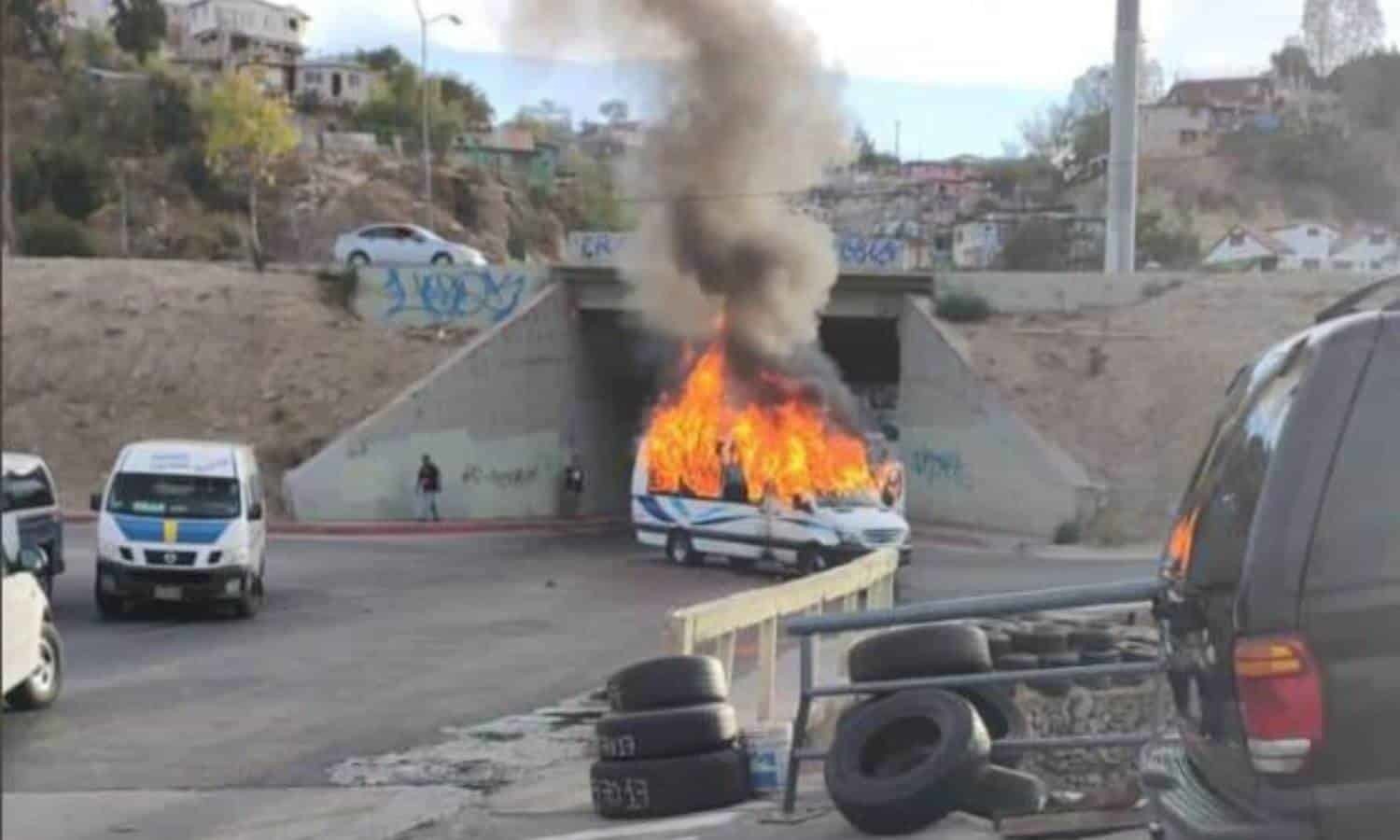 Incendian transportes públicos en Tijuana, Tecate y Ensenada
