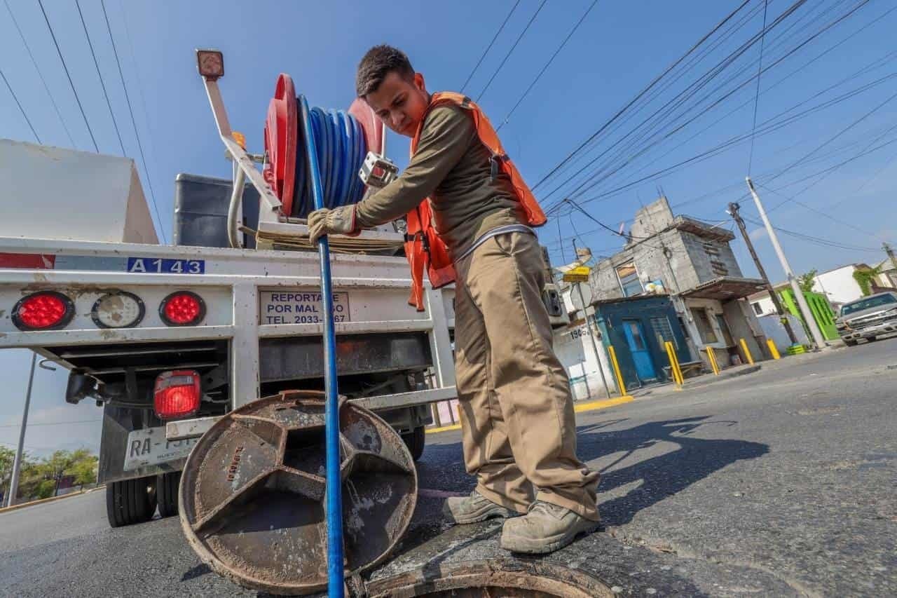 Realiza AyD mantenimiento a drenaje sanitario en Monterrey