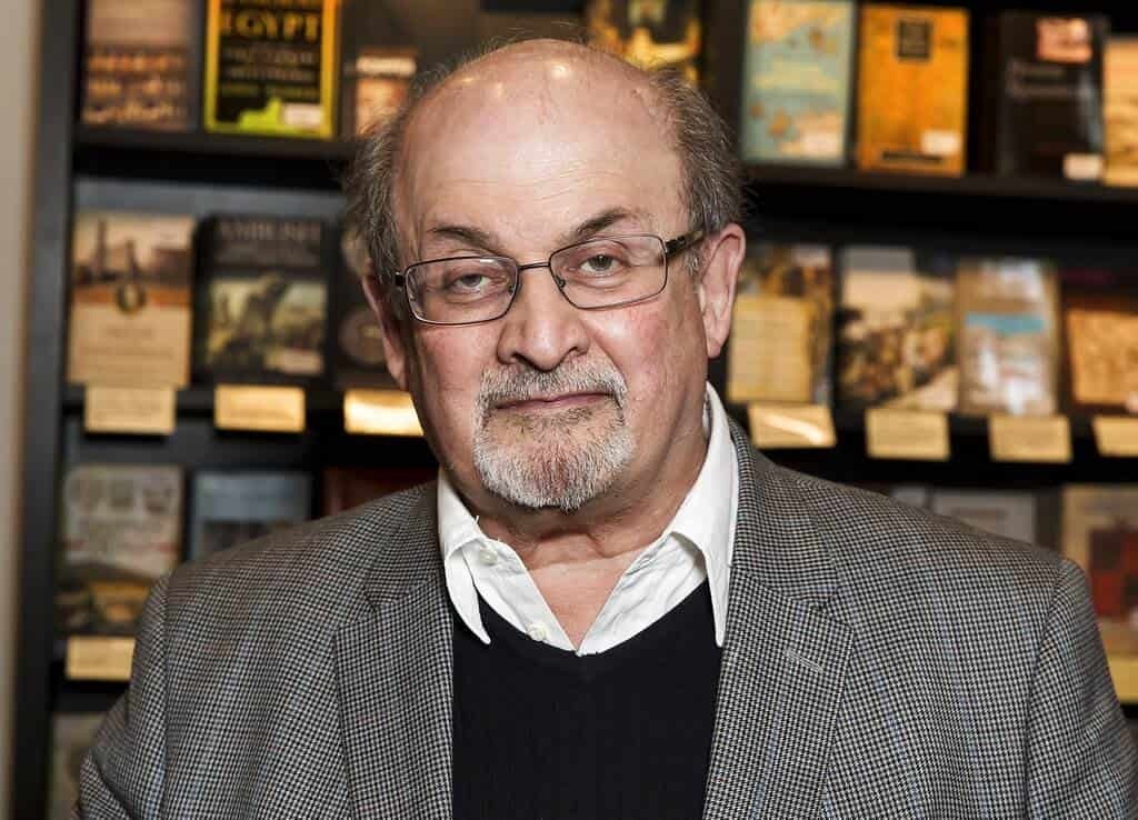 Atacan a Salman Rushdie durante conferencia en Nueva York