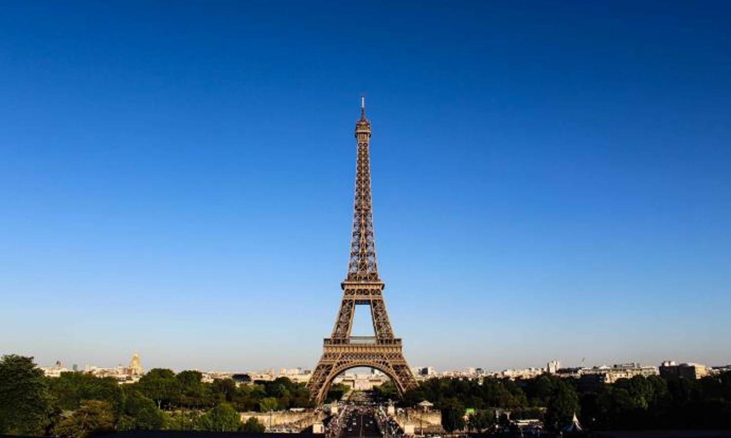 Apagarán luces de Torre Eiffel en homenaje a reina Isabel II