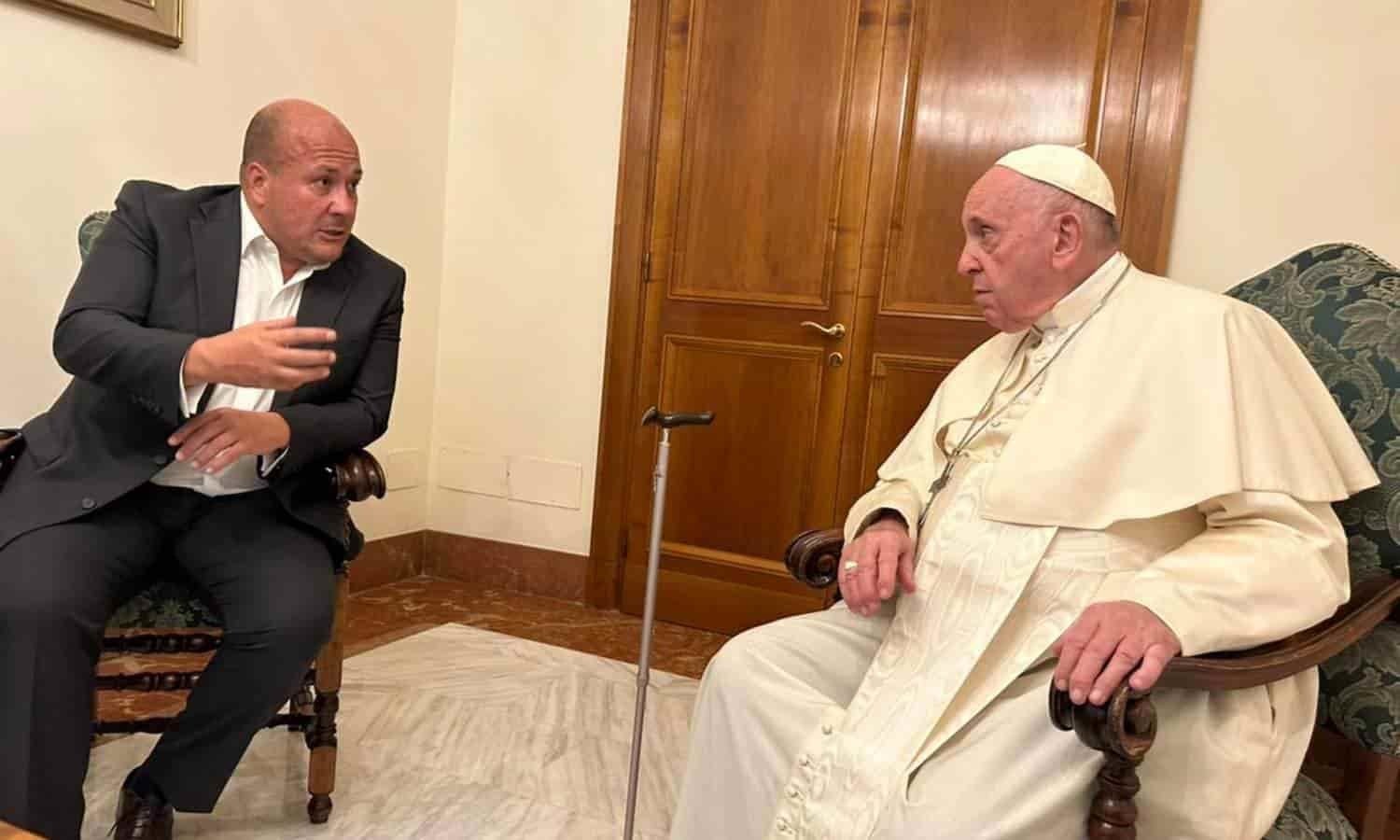 Papa Francisco recibe a Enrique Alfaro en su residencia