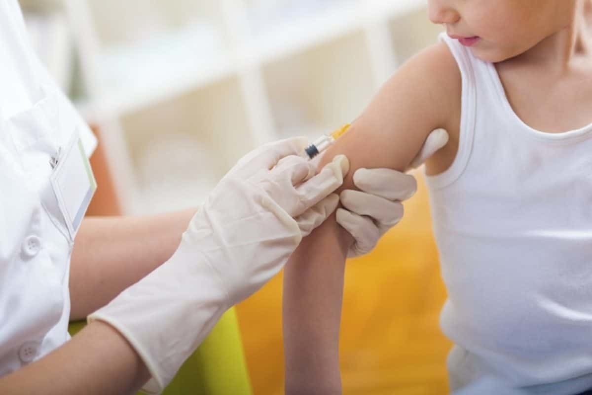 Anuncian último día de vacunación para menores